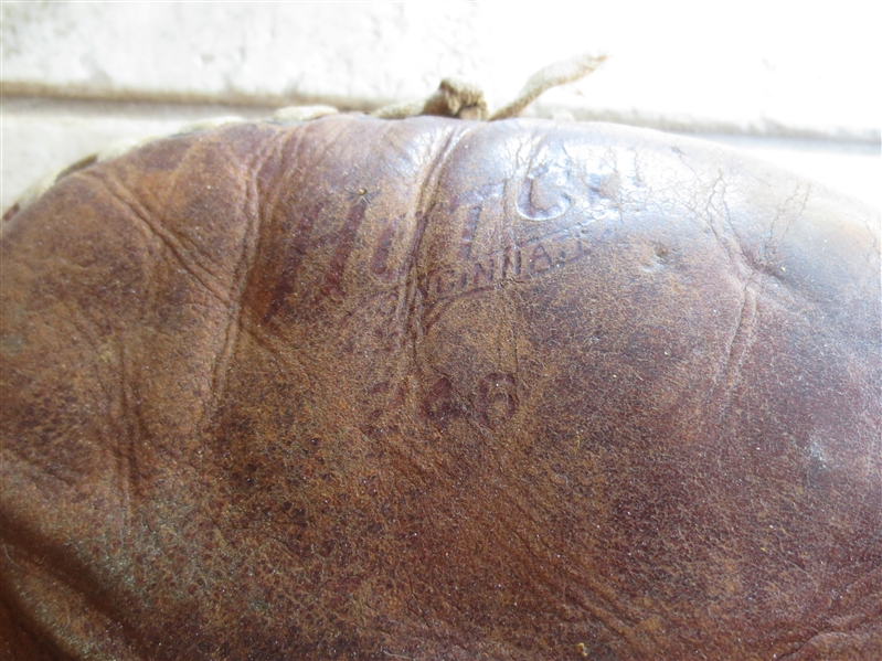 1940's Willard Hershberger Hutch Model 246 Catchers Mitt Glove with Cloth Label  Committed Suicide during season with Cincinnati Reds